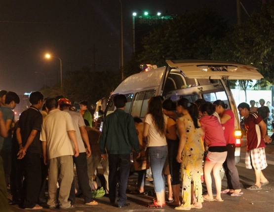 Khi thi thể nạn nh&acirc;n chuẩn bị được đưa l&ecirc;n xe cứu thương, người hiếu kỳ lại x&uacute;m tới để xem
