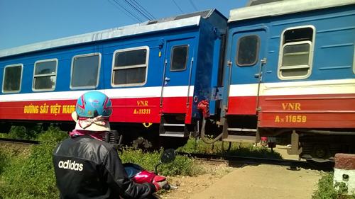 Cụ ông 72 tuổi đi xe máy bị tàu húc chết