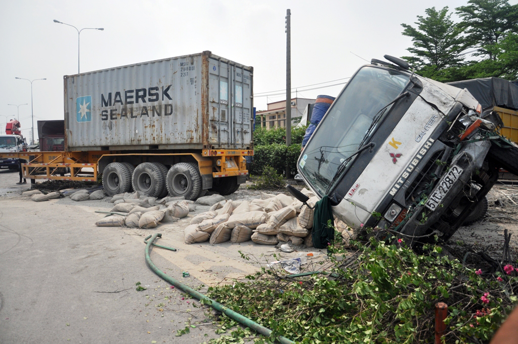 Chiếc xe tải bị xe container t&ocirc;ng v&agrave; v&agrave; k&eacute;o bay sang b&ecirc;n l&agrave;n đường ngược lại