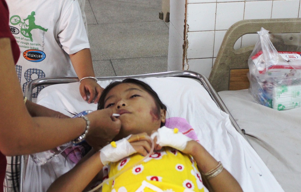 Nhiều người vẫn c&ograve;n cảm thấy kh&oacute; tin v&igrave; sao b&eacute; c&oacute; thể tỉnh t&aacute;o để sống s&oacute;t suốt hơn 8 tiếng dưới l&ograve;ng đất. B&eacute; được đưa l&ecirc;n mặt đất l&uacute;c 1 giờ 30 ph&uacute;t rạng s&aacute;ng!