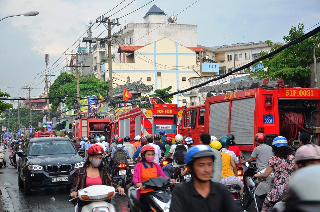 Vụ ch&aacute;y g&acirc;y kẹt xe k&eacute;o d&agrave;i
