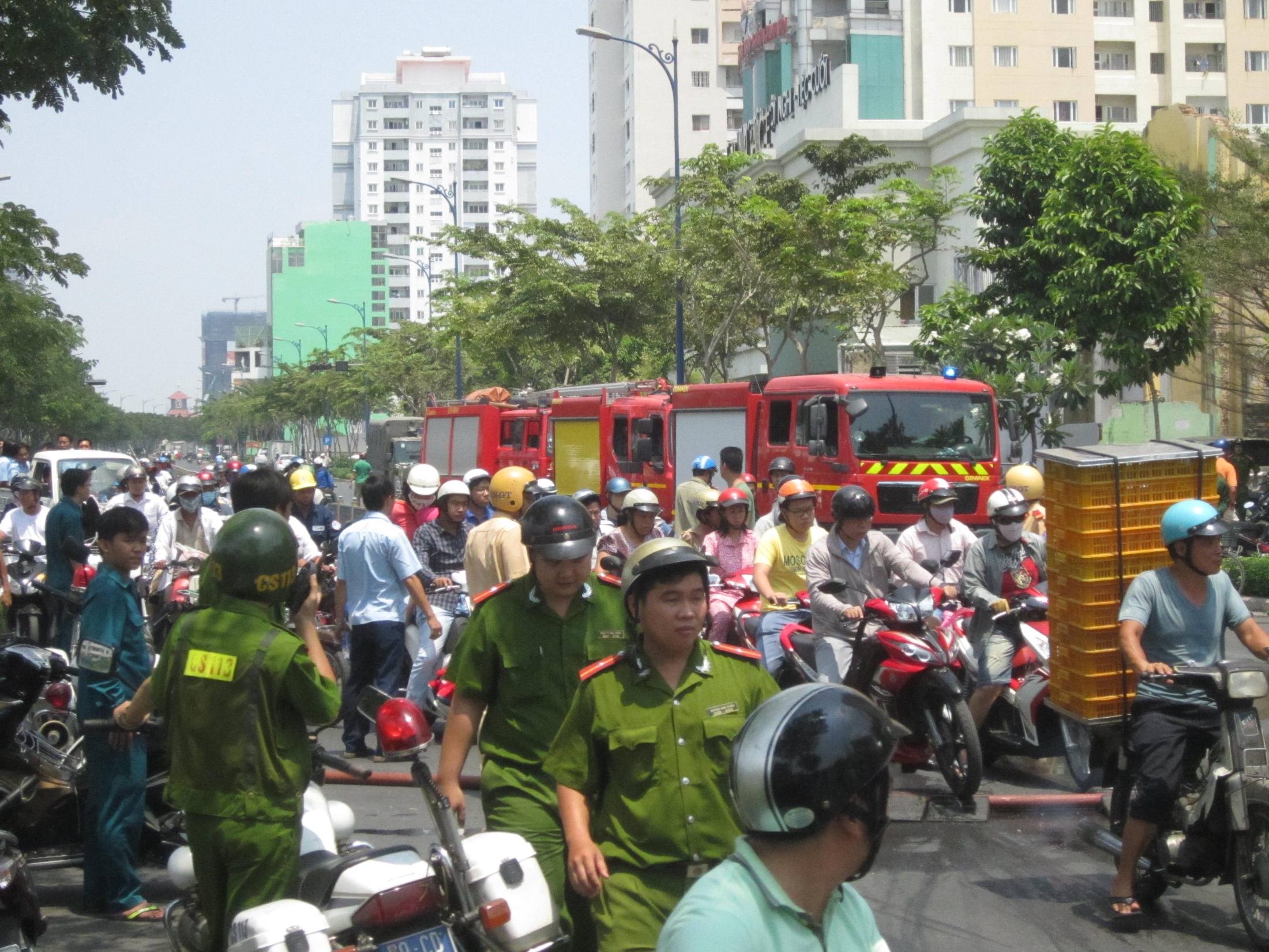 Lực lượng chữa ch&aacute;y được huy động tối đa