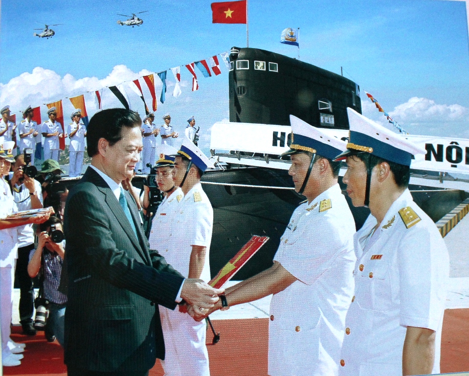 Thủ tướng Nguyễn Tấn Dũng trao cờ cho t&agrave;u ngầm kilo 636 HQ 182