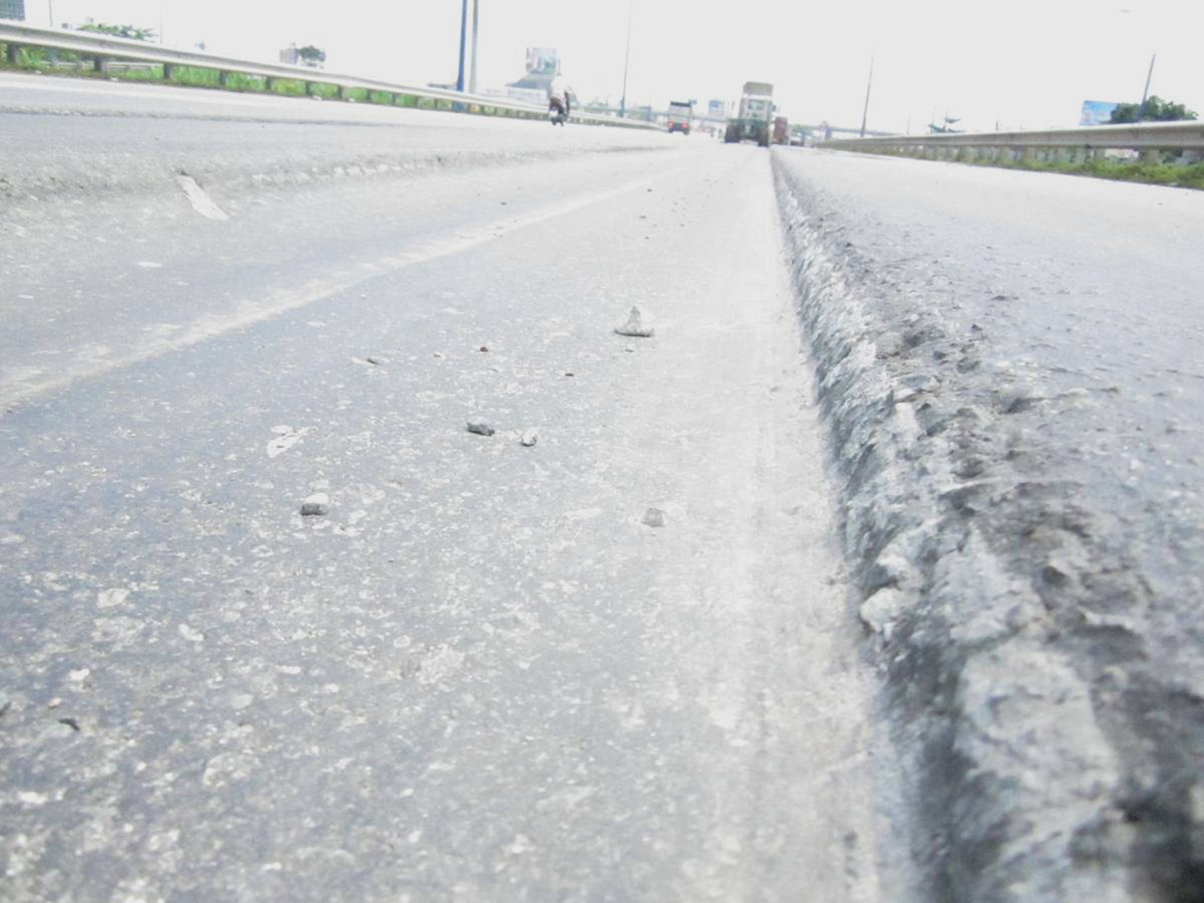 Mặt đường l&uacute;n s&acirc;u hơn 10 cm v&agrave; k&eacute;o d&agrave;i gần 200 m tr&ecirc;n đường Mai Ch&iacute; Thọ (đoạn dưới ch&acirc;n cầu vượt C&aacute;t L&aacute;i, quận 2, TP HCM)