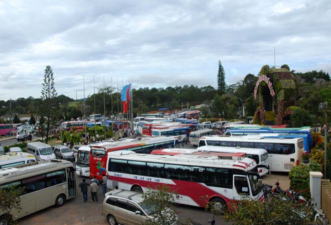Xe kh&aacute;ch đậu k&iacute;n Vườn hoa th&agrave;nh phố Đ&agrave; Lạt ng&agrave;y 2-1-2015
