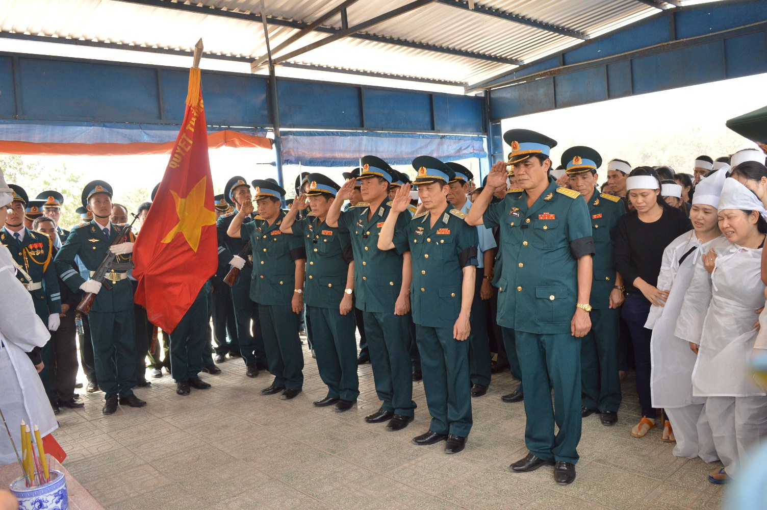  Ch&agrave;o từ biệt đồng đội lần cuối