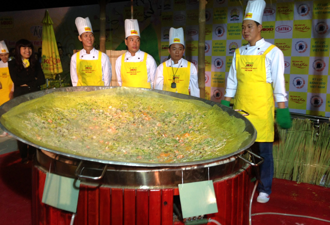 Chiếc b&aacute;nh x&egrave;o được ho&agrave;n th&agrave;nh đến khuya, chất lượng v&agrave; đủ d&ugrave;ng cho khoảng 100 người.