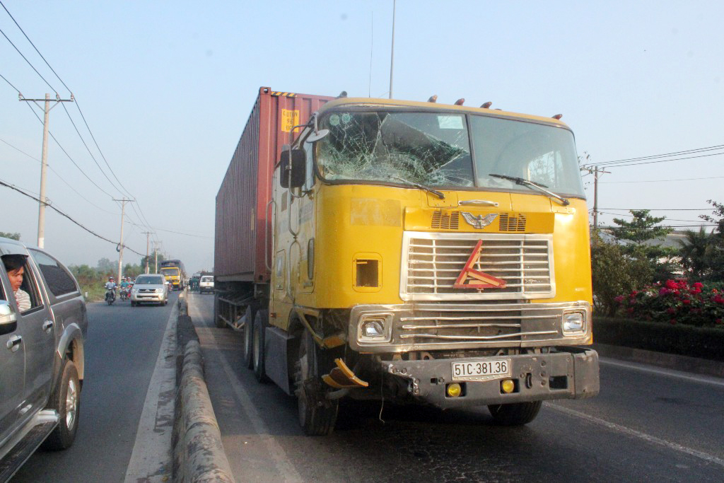 Đầu xe container cũng bị hư hỏng