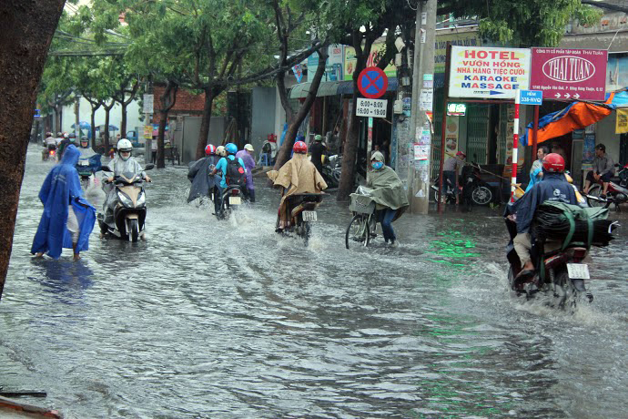 Cơn mưa khiến đường Nguyễn Văn Qu&aacute;, Song H&agrave;nh bị ngập