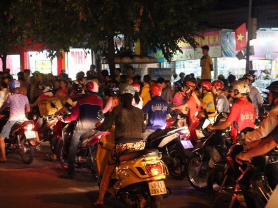 Giao th&ocirc;ng &ugrave;n ứ do ảnh hưởng từ vụ tai nạn v&agrave; lượng người tập trung đ&ocirc;ng