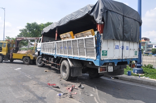 10 giờ sau tai nạn xảy ra, hiện trường mới được giải quyết xong khiến giao th&ocirc;ng qua đ&acirc;y gặp kh&oacute; khăn