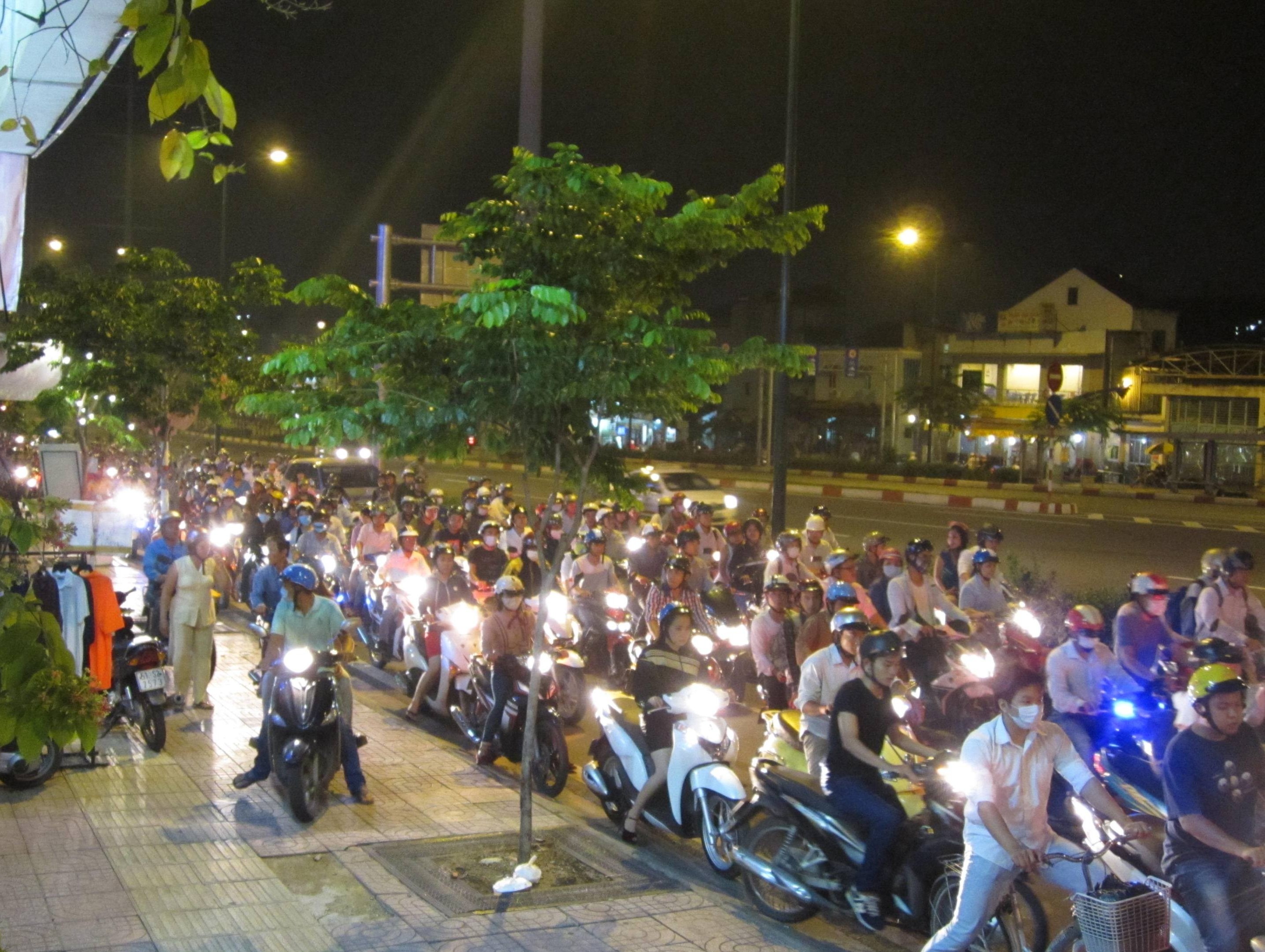 Tương tự, &ugrave;n ứ tiếp tục t&aacute;i diễn ở trục đường n&agrave;y v&agrave;o giờ cao điểm buổi chiều, từ khoảng 17 giờ đến gần 19 giờ tại khu vực v&ograve;ng xoay Phạm Văn Đồng &ndash; Phan Văn Trị. D&ugrave; lực lượng CSGT li&ecirc;n tục đứng điều tiết, ph&acirc;n l&agrave;n ở khung giờ n&agrave;y nhưng vẫn kh&ocirc;ng giảm tải lượng phương tiện dồn về qu&aacute; đ&ocirc;ng