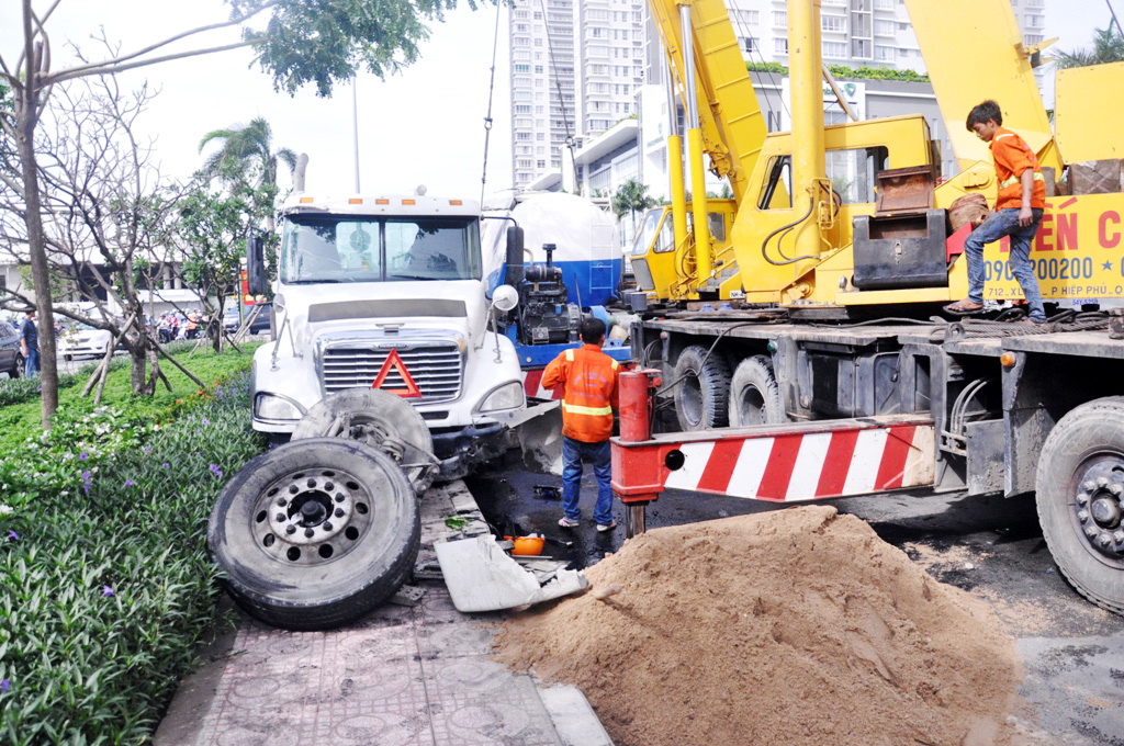 Th&ugrave;ng dầu v&agrave; b&aacute;nh trước của xe rơi ra ngo&agrave;i