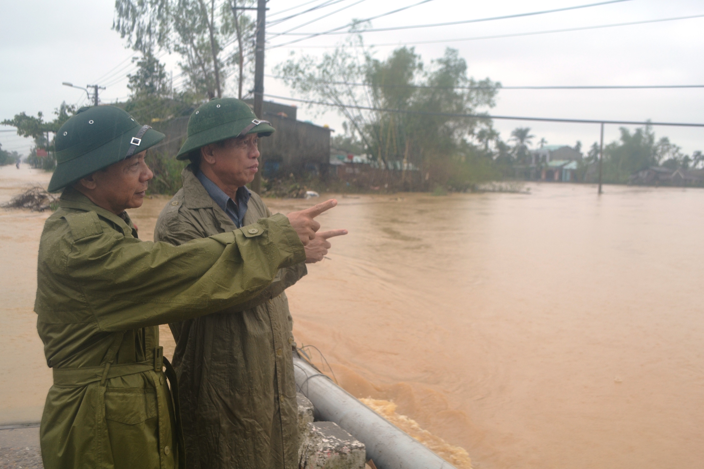&Ocirc;ng L&ecirc; Phước Thanh (đứng trước) trong một lần đi thị s&aacute;t t&igrave;nh h&igrave;nh mưa b&atilde;o tại huyện Đại Lộc, tỉnh Quảng Nam