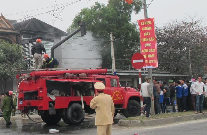 Xe cứu hỏa đươch huy động để dập tắt đ&aacute;m ch&aacute;y.