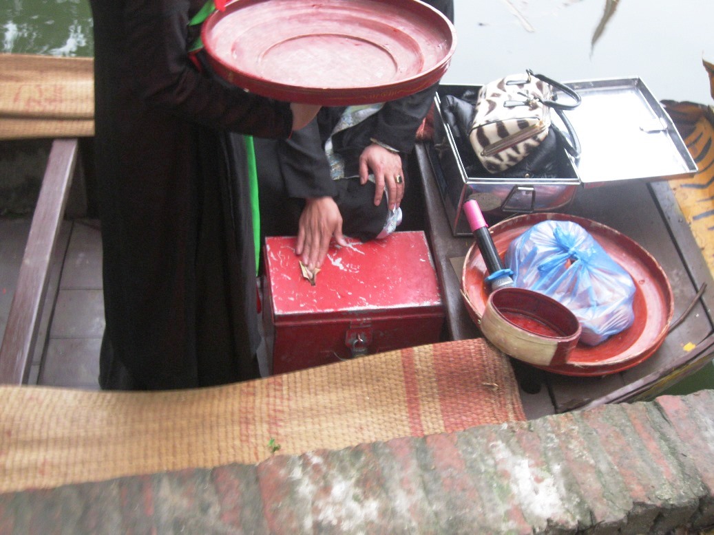 Khi khay ti&ecirc;̀n đ&acirc;̀y, li&ecirc;̀n anh thu vào, cho v&ocirc; hòm được đặt sẵn dưới thuy&ecirc;̀n
