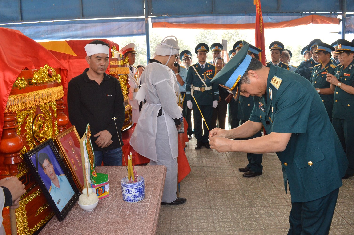  Đồng đội, chỉ huy của hai chiến sĩ thắp nhang để tiễn biệt c&aacute;c anh về nơi an nghỉ cuối c&ugrave;ng