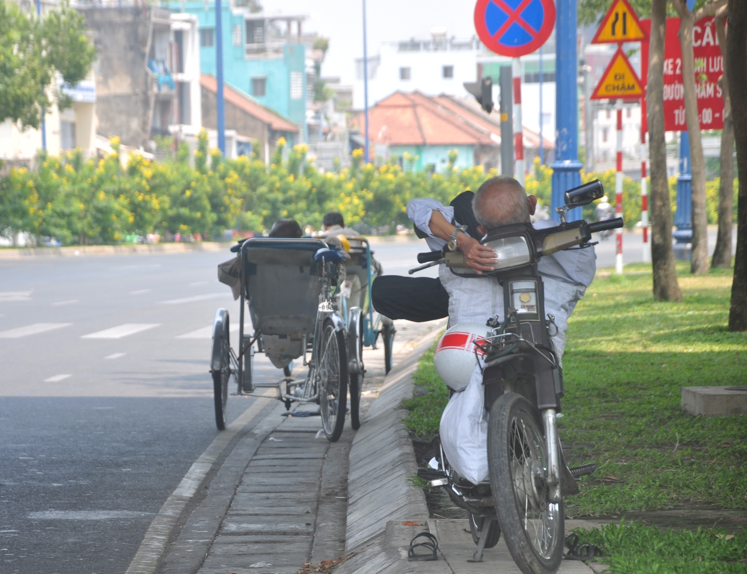 Người lao động tranh thủ nghỉ giấc b&ecirc;n vỉa h&egrave;, lề đường