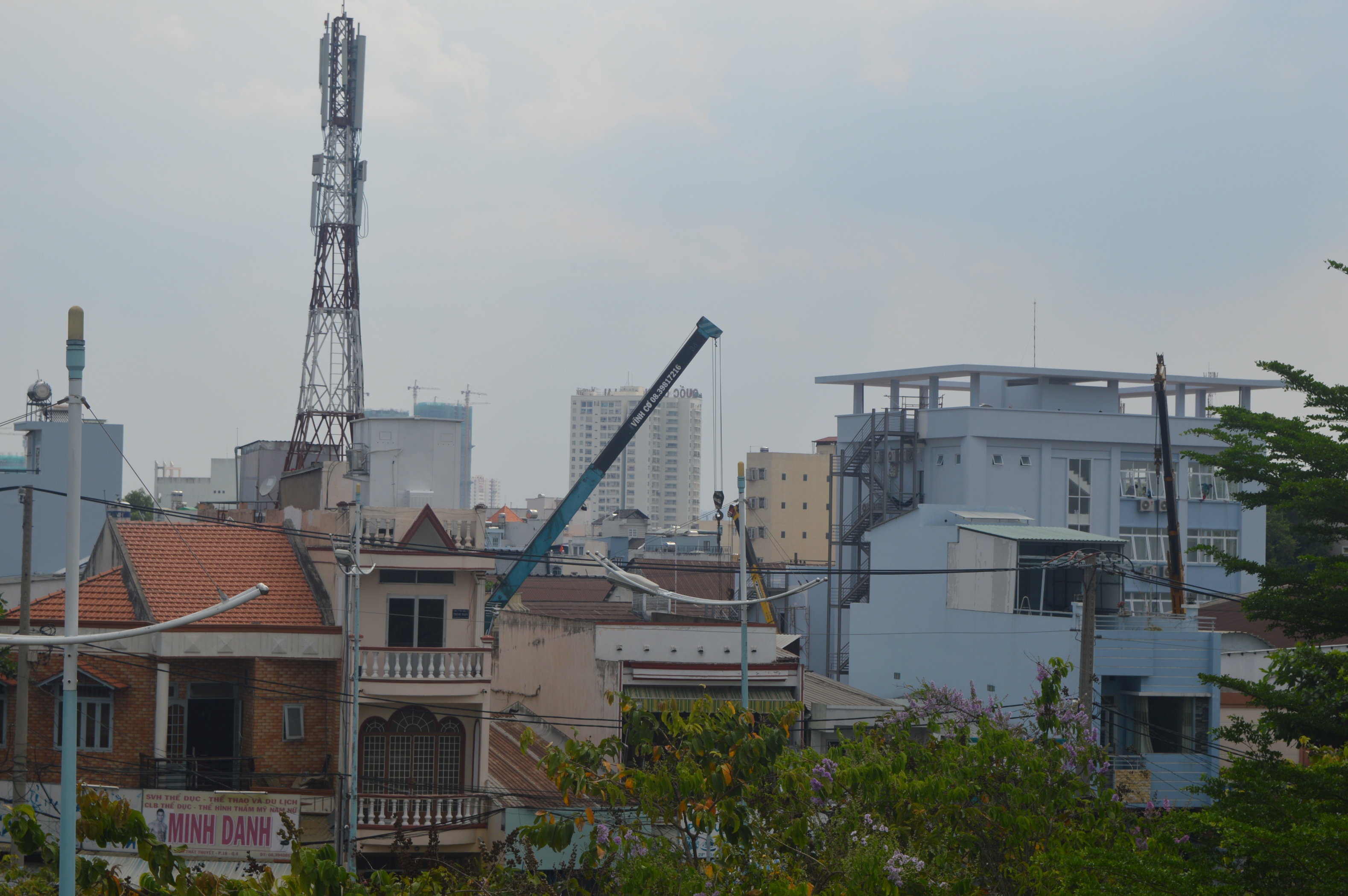 &ldquo;B&atilde;i&rdquo; cần cẩu giữa khu d&acirc;n cư, đoạn gần đường Nguyễn Tất Th&agrave;nh (quận 4)