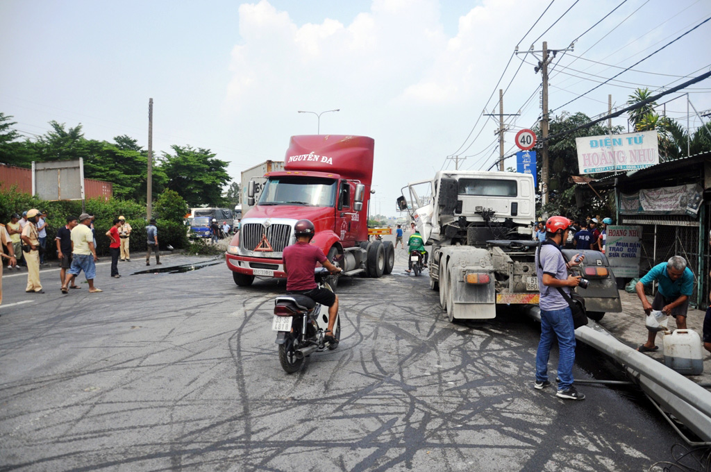 Chiếc container ủi bay cột đ&egrave;n tr&ecirc;n dải ph&acirc;n c&aacute;ch trước khi lao v&agrave;o t&ocirc;ng sập trụ m&aacute;i hi&ecirc;n nh&agrave; d&acirc;n