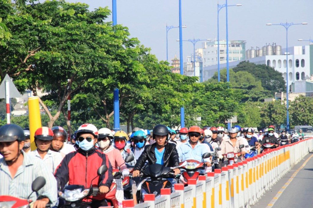 &nbsp;Sự cố g&acirc;y kẹt xe tr&ecirc;n đại lộ V&otilde; Văn Kiệt trong suốt gần 2 giờ đồng hồ v&agrave;o thời điểm cao điểm đi lại buổi s&aacute;ng 19-8.
