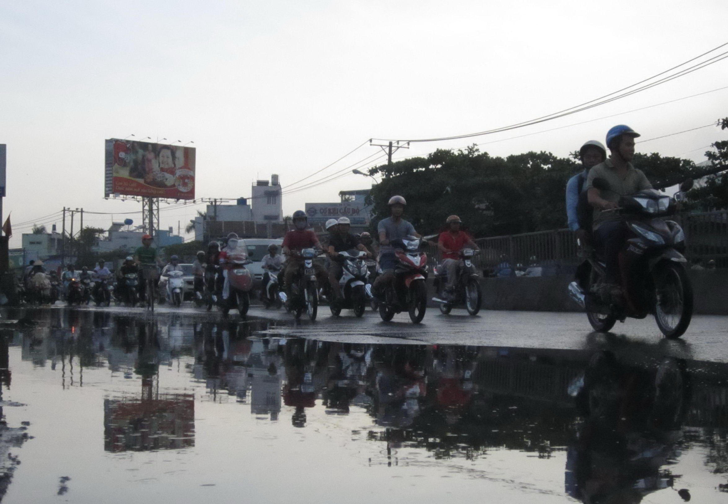 Mưa tạo th&agrave;nh nhiều vũng nước lớn tr&ecirc;n đường khiến giao th&ocirc;ng một số khu vực hỗn loạn
