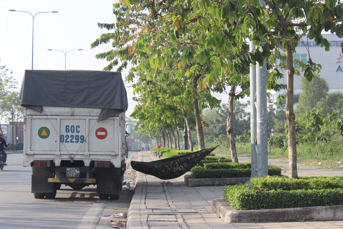 C&aacute;c t&agrave;i xế mệt mỏi, bỏ v&ocirc; lăng tranh thủ mắc v&otilde;ng b&ecirc;n lề đường để chợp mắt, chờ hết kẹt xe