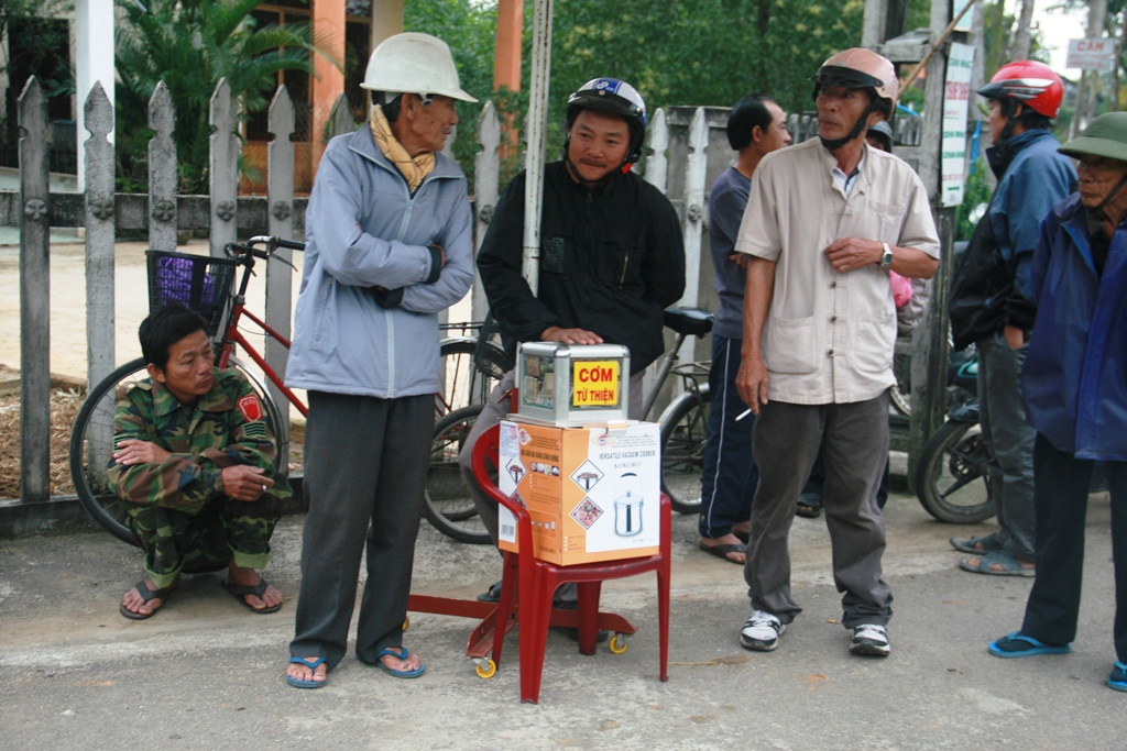 Người d&acirc;n quy&ecirc;n g&oacute;p từ thiện gi&uacute;p đỡ gia đ&igrave;nh nạn nh&acirc;n