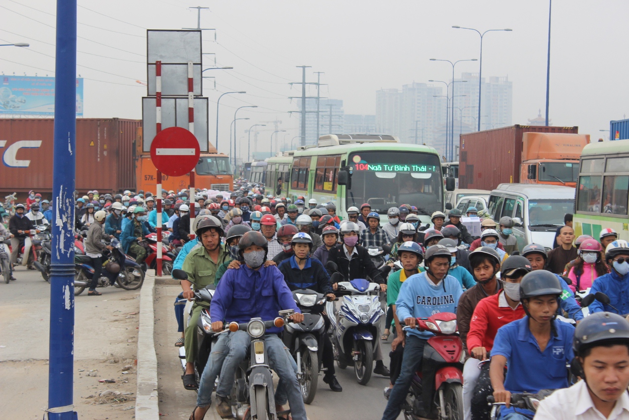 H&agrave;ng ng&agrave;n xe chen nhau, nh&iacute;ch từng ch&uacute;t một để di chuyển g&acirc;y n&ecirc;n cảnh hỗn loạn