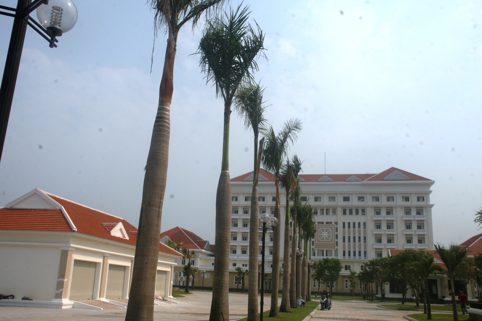 7 tầng của khu nh&agrave; được thiết kế theo kiểu ho&agrave;ng cung rộng r&atilde;i, bao gồm khu hội nghị 500 chỗ ngồi v&agrave; 98 ph&ograve;ng ở với 200 giường