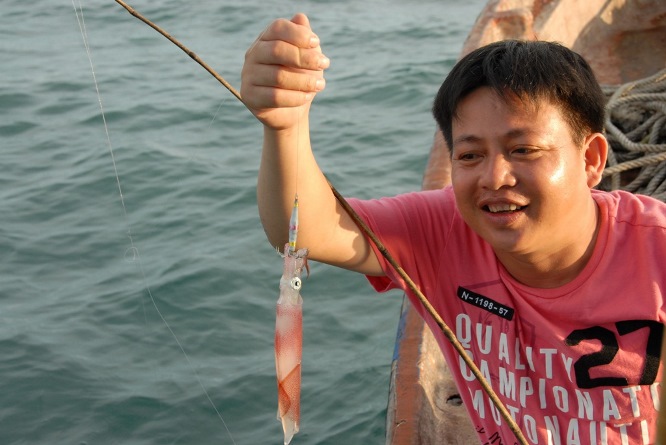 Nghề c&acirc;u mực c&oacute; thể gi&uacute;p ngư d&acirc;n kiếm v&agrave;i triệu đồng mỗi đ&ecirc;m