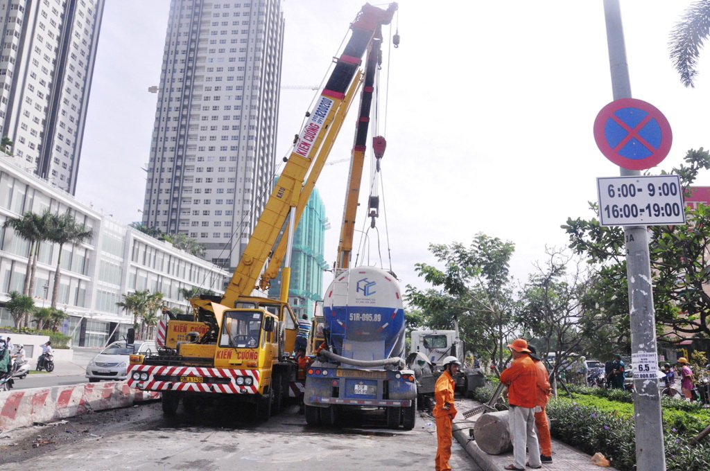 &nbsp;Hai xe cứu hộ được điều đến k&eacute;o xe bồn gặp nạn đi nơi kh&aacute;c