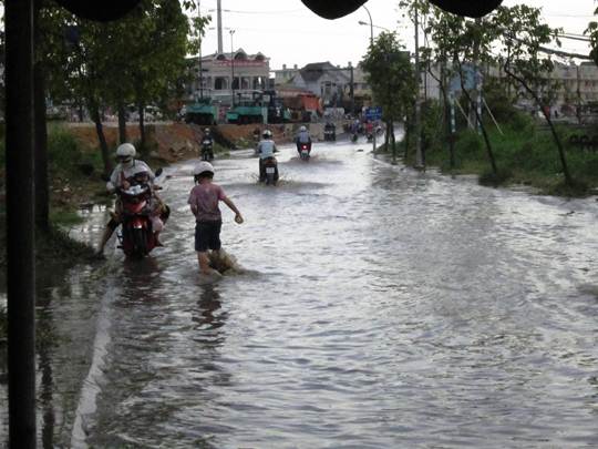 Khi cơn mưa tạnh, đường Linh Đ&ocirc;ng (quận Thủ Đức) bị ngập s&acirc;u trong nước