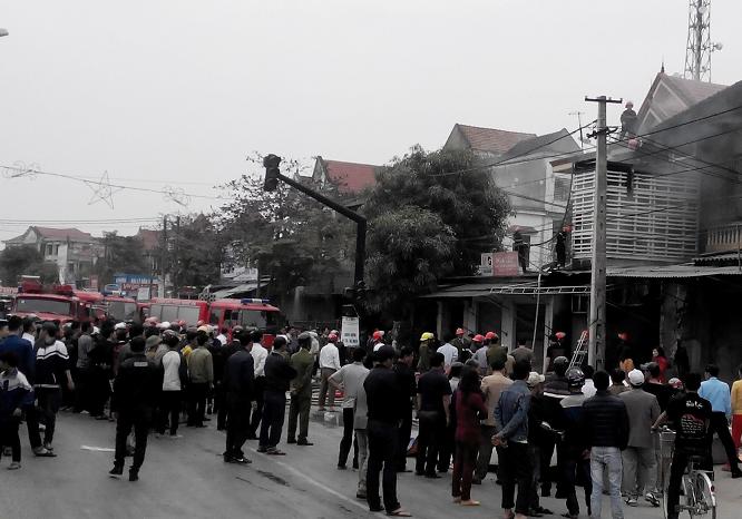 Vụ ch&aacute;y khiến giao th&ocirc;ng bị &ugrave;n tắc.