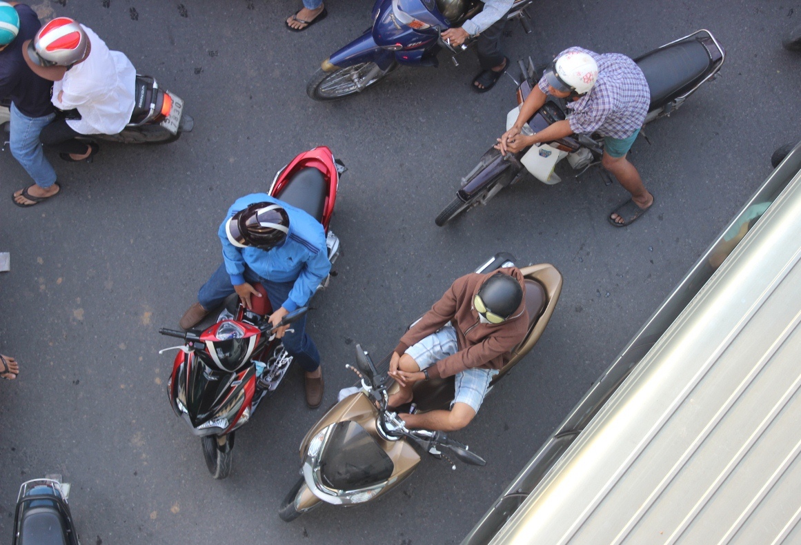 Dựng xe giữa đường v&igrave; kh&ocirc;ng thể di chuyển