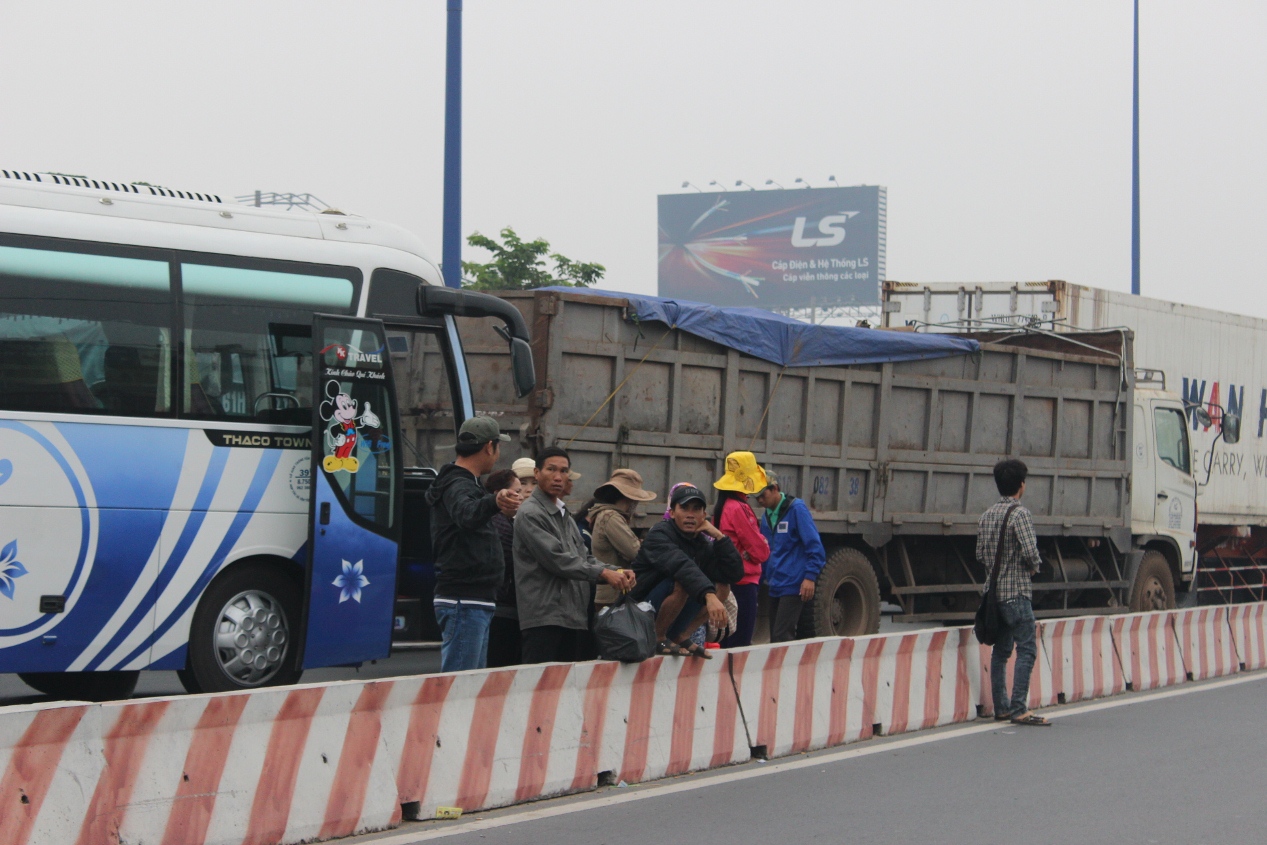 Xe kh&ocirc;ng thể di chuyển, t&agrave;i xế c&ugrave;ng h&agrave;nh kh&aacute;ch ra ngo&agrave;i ngồi chờ hết kẹt xe