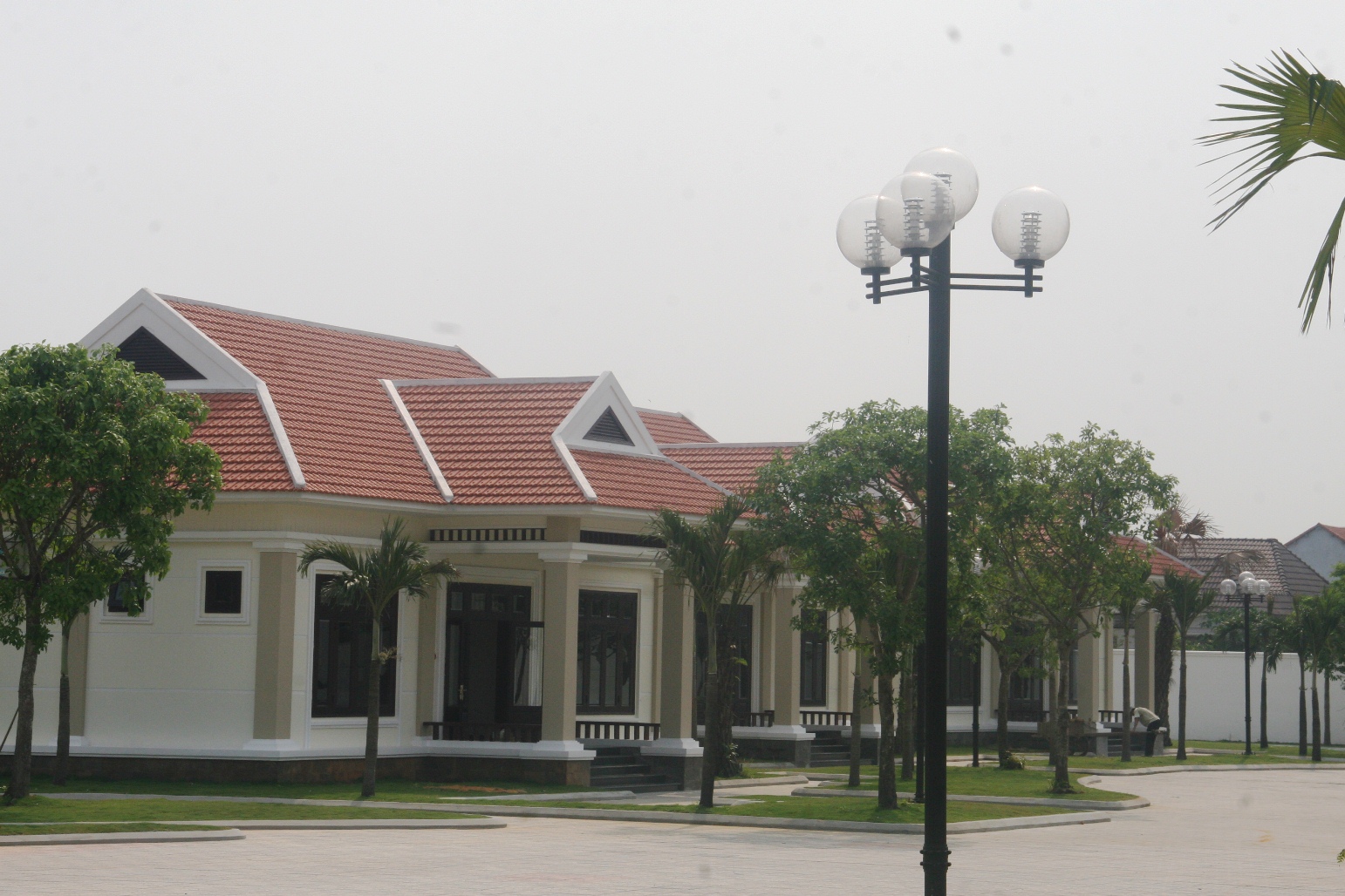 Ngo&agrave;i khu vực trung t&acirc;m ch&iacute;nh cao 7 tầng, bao bọc n&oacute; l&agrave; 6 khu biệt thự ri&ecirc;ng lẻ