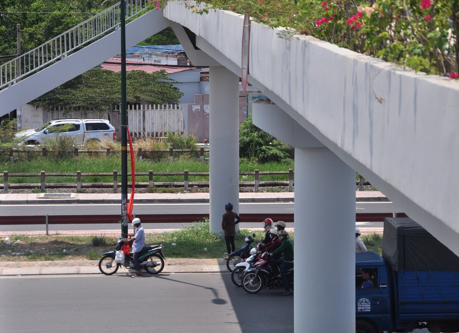 Người đi đường phải n&uacute;p dưới những t&aacute;n c&acirc;y c&oacute; b&oacute;ng r&acirc;m, dưới gầm c&aacute;c cầu vượt