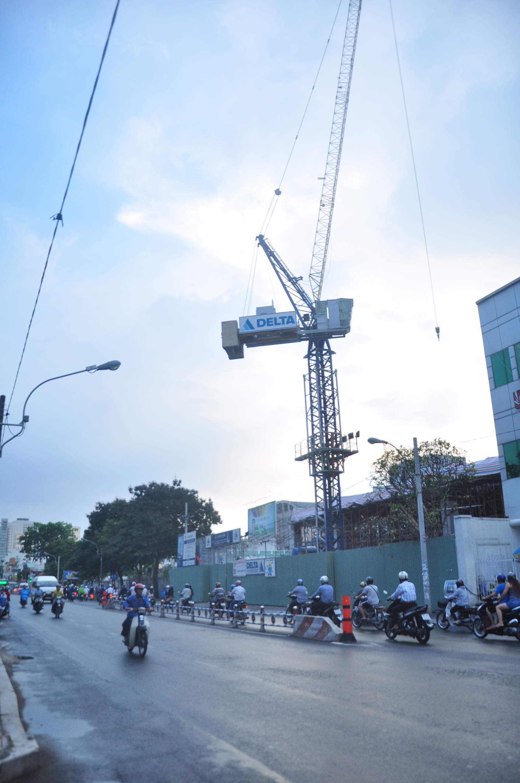 Chiếc cần cẩu lơ lửng tr&ecirc;n đường Nguyễn Thị Minh Khai (quận 1)