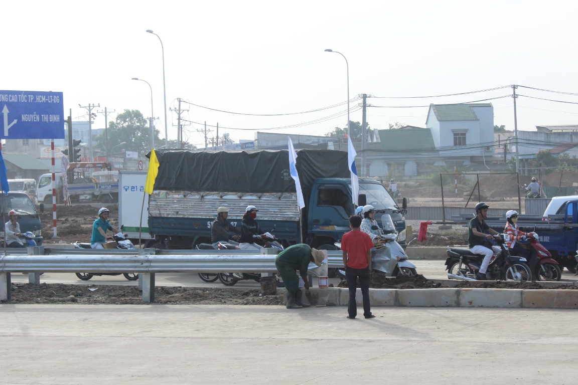 C&ocirc;ng t&aacute;c chuẩn bị để ng&agrave;y mai (10-1), th&ocirc;ng xe th&ecirc;m 4 km đường dẫn cao tốc TP HCM &ndash; Long Th&agrave;nh &ndash; Dầu Gi&acirc;y đ&atilde; cơ bản ho&agrave;n th&agrave;nh