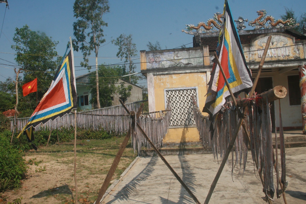 Tại s&acirc;n đ&igrave;nh