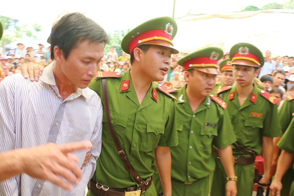 Bị c&aacute;o Hải được &aacute;p giải về trại giam 