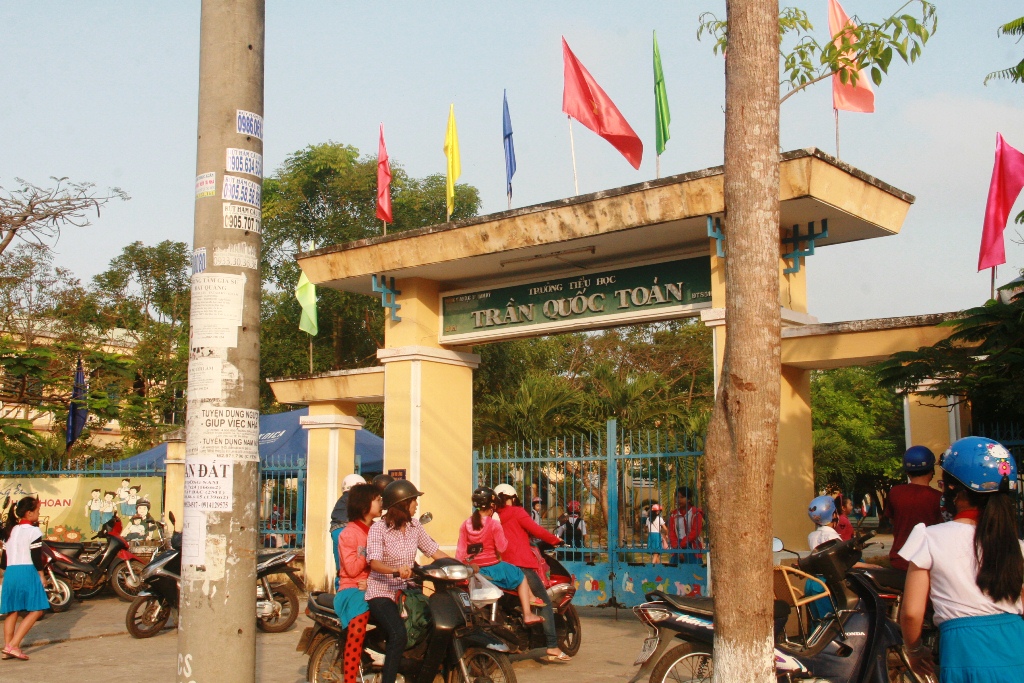 Một trường hợp kh&ocirc;ng đội mũ bảo hiểm tại Trường Tiểu học Trần Quốc Toản