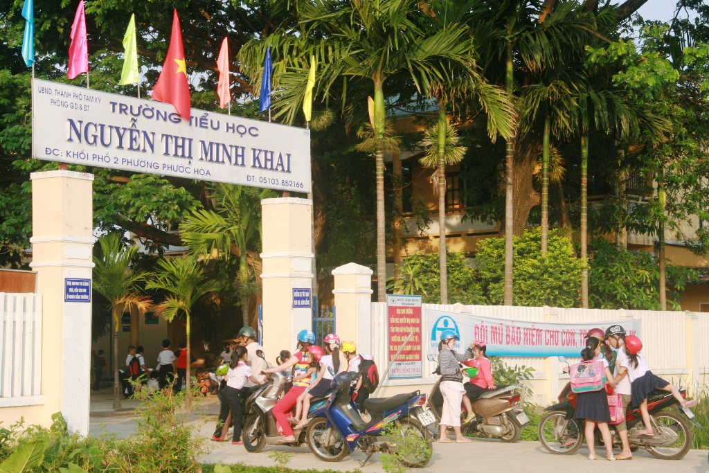 Việc chấp h&agrave;nh đội mũ bảo hiểm tại trường Tiểu học Nguyễn Thị Minh Khai rất tốt