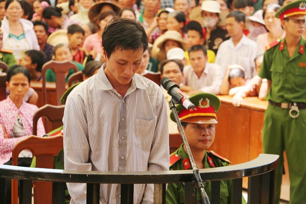 Bị c&aacute;o Hải c&uacute;i đầu nhận tội trước v&agrave;nh m&oacute;ng ngựa.