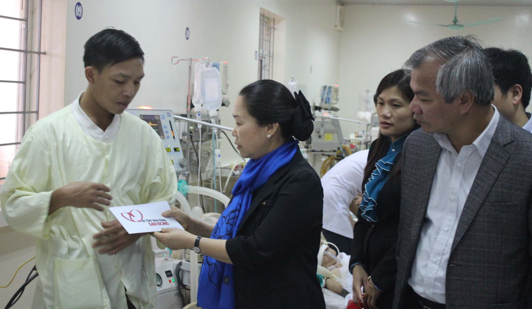 B&agrave; Nguyễn Thị Thu Hồng trao tiền hỗ trợ cho th&acirc;n nh&acirc;n c&aacute;c c&ocirc;ng nh&acirc;n đang nằm điều trị tại Bệnh vi&ecirc;n Đa khoa H&agrave; Tĩnh  Ảnh: TTXVN