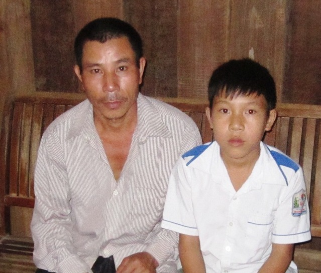 Ch&aacute;u Tuấn c&ugrave;ng bố trong căn nh&agrave; nhỏ.