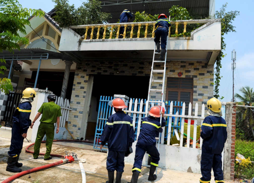Ngọn lửa phát ra từ tầng trên của căn nhà