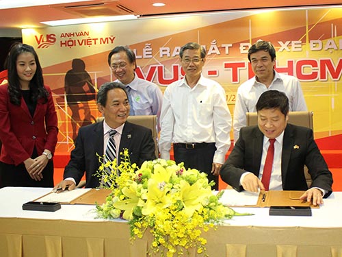 Đại diện VUS, ông Phạm Tấn Nghĩa (phải) ký kết với ông Ngô Quang Vinh, Trưởng Bộ môn xe đạp TPHCM Ảnh: Quang Liêm