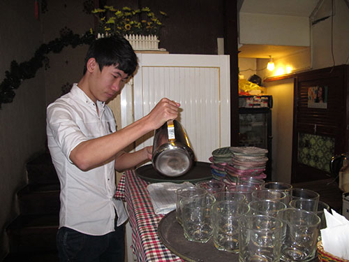 Nghề phục vụ được nhiều sinh vi&ecirc;n chọn l&agrave;m th&ecirc;m trong dịp Tết Nguy&ecirc;n đ&aacute;n năm nay